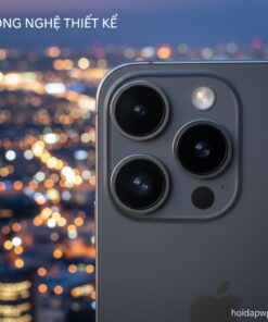 Chụp cận cảnh cụm camera iPhone 12 với phông nền là thành phố thu nhỏ lung linh ánh đèn.