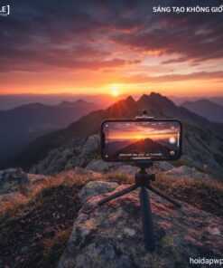 Chụp iPhone 12 đang được sử dụng để quay video time-lapse cảnh hoàng hôn buông xuống trên đỉnh núi.