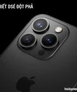 Chụp cận cảnh cụm camera iPhone 15 Pro nổi bật trên nền đen tuyền, ánh sáng nhẹ làm lấp lánh viền kim loại.
